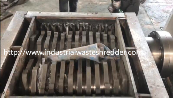 قیمت خوب Drums Chemical Shredder Machine PLC Control با سیستم برش تیغه روتور ناهموار آنلاین