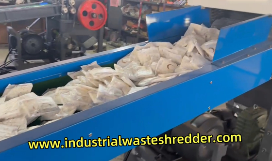 قیمت خوب پاکسازی پوشک های نقص دار خرد کننده پوشک بهداشتی خرد کردن با برش کننده تیغه های چرخشی کارآمد آنلاین