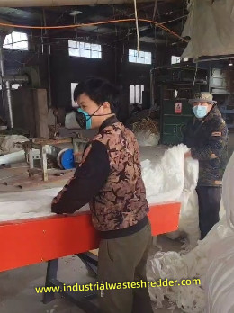زباله های صنعتی تراشنده پارچه غیر بافته 18.5KW 700-900kg/h 4 2 تیغ برای برش مواد نرم